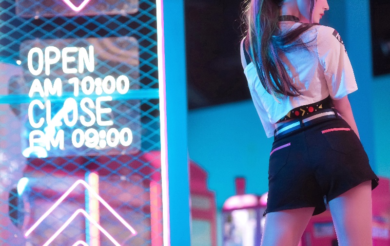 科幻少女 背影 电脑高清壁纸 白色衬衫 黑色短裤 4k壁纸4000×2523