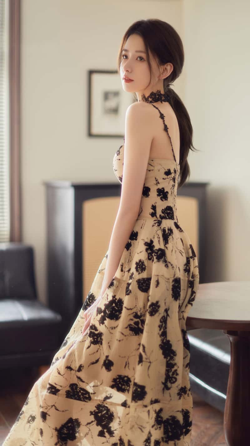 王秋紫 长裙子美女侧身 4K 竖屏手机壁纸 2160×3840 超高清无水印