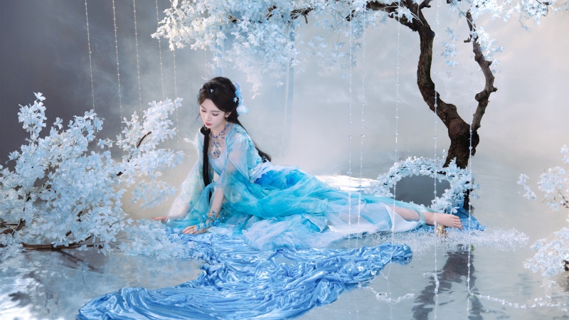 仙气蓝纱古装美人镜面水景唯美全屏桌面壁纸