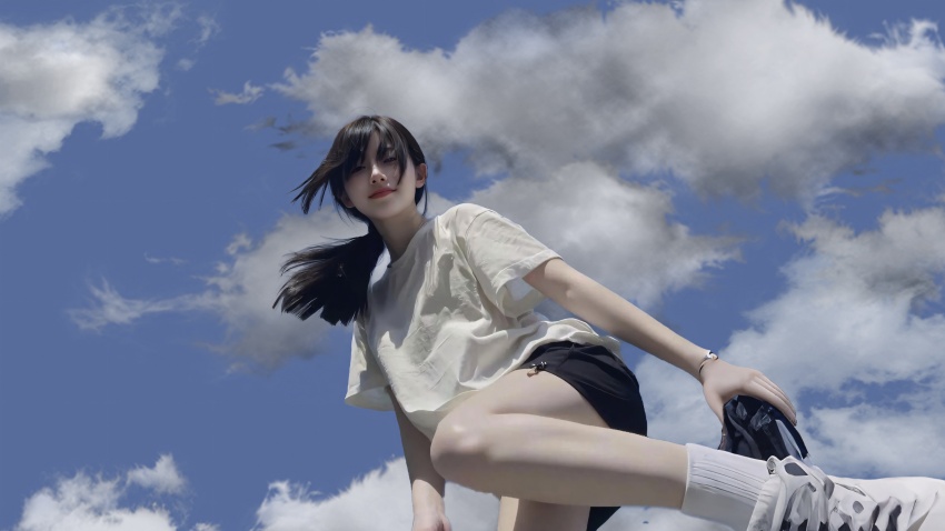 蓝天白云下活力运动少女